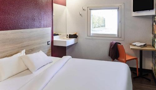 Tandem Room with Shared Bathroom