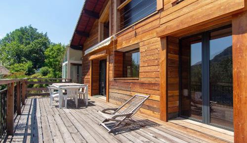 Two-Bedroom Apartment with Mountain View