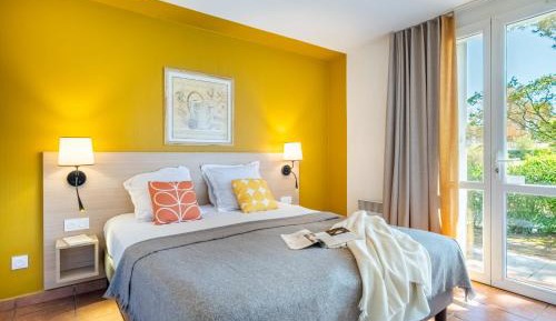 Superior Two-Bedroom Apartment with Terrace (6 People) - Garden Level
