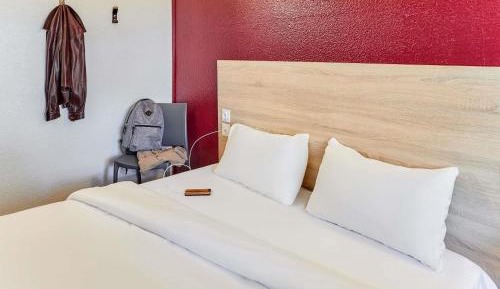 Tandem Room with Shared Bathroom (2 Adults)