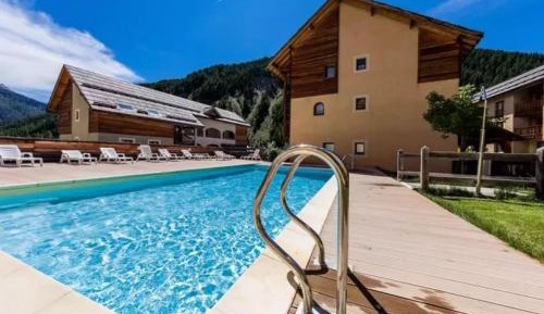 Apartment with Pool View 