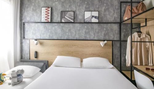 Standard Room with 1 Double and 1 Single Bed