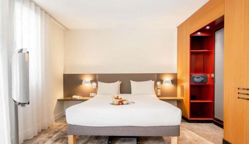 Superior Suite with queen bed and a single bed 