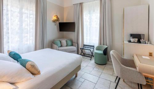 Comfort Queen Room with Balcony and Forest View
