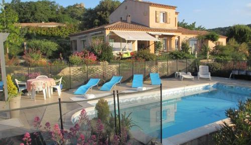 Apartment with Pool View 