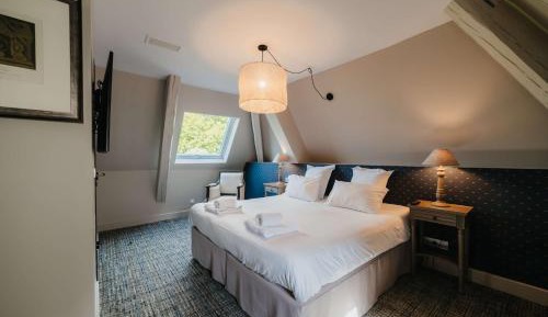 Family Queen Room with Two Single Beds