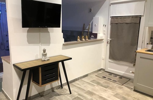Cheval-Blanc Apartment | Apartment 'Esprit Zen En Provence Spa' with Shared Pool, Wi-Fi and Air Conditioning