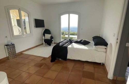Aspremont House | Homerez - House for 8 ppl. with swimming-pool, jacuzzi and garden at Aspremont