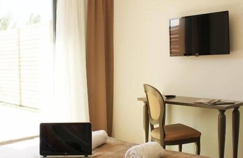 Eguilles Hotel | Scenic Poolside Stay 1.7 Mi to Paul Cezanne Statue