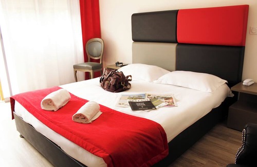 Eguilles Hotel | Serene Provence Escape 1.6 Mi to Saint Sauveur Cathedral