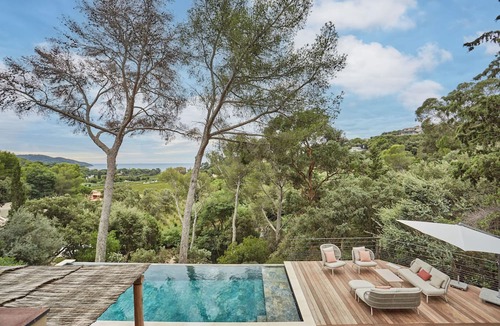 La Croix-Valmer Villa | La Villa Playa Madrague, Là où la Méditerranée se dévoile entre les pins.