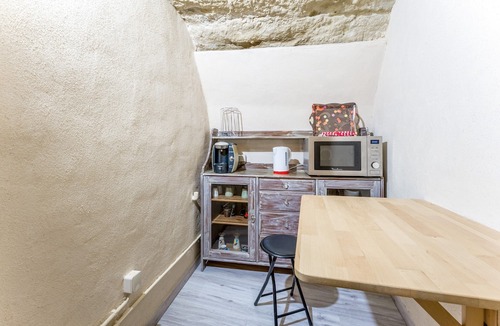 Cornillon-Confoux Apartment | Troglodyte Studio with Breathtaking Views over Provence!