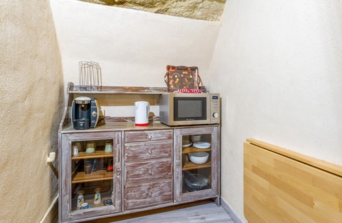 Cornillon-Confoux Apartment | Troglodyte Studio with Breathtaking Views over Provence!