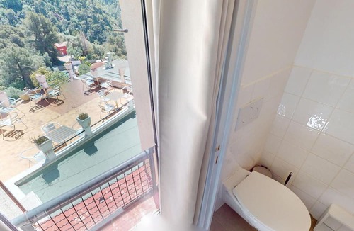 Menton Apartment | Room with air conditioning and mountain view