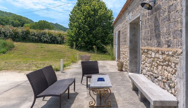 La Bergerie Montjustin gîte with view of the hills, private swimming pool