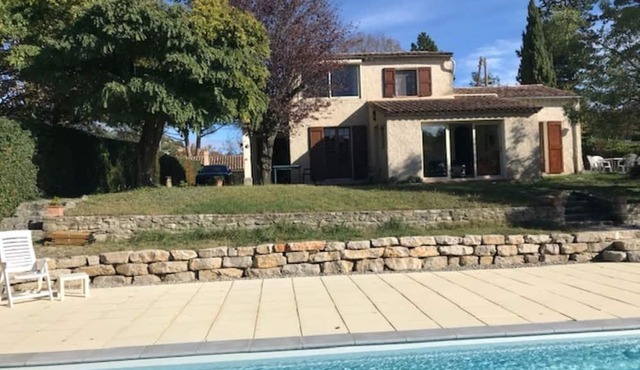 Beautiful Provençal villa with swimmingpool in large garden, residential area