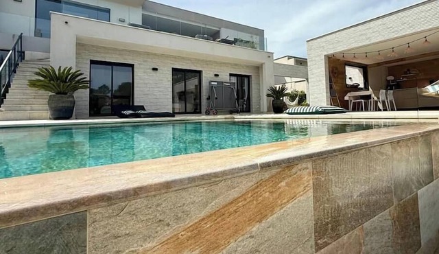 Luxury villa in the hills above Nîmes