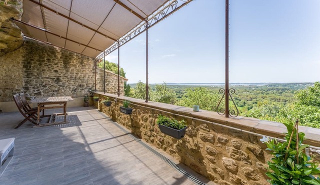 Troglodyte Studio with Breathtaking Views over Provence!
