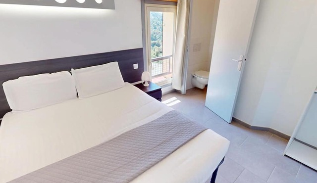 Room with air conditioning and mountain view