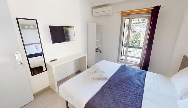Room with AC and mountain view